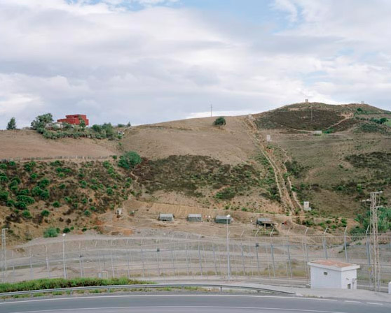 Geografías concretas I. Valla Fronteriza de Ceuta, 2009. Copias cromogénicas C-Type a partir de negativo